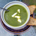 Suppe med Komatsuna og Rapini. Grøn sommerlig version af Marianne Porsborg